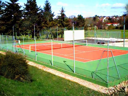 Un court de Tennis voisin
